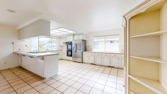 Building Photo - 7971 Oakmont Dr