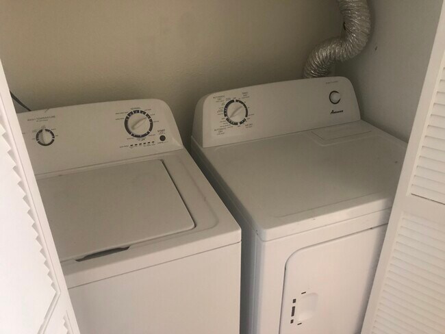 Building Photo - 335 Riverview Way