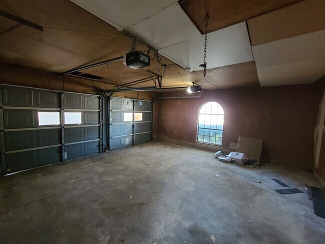 Building Photo - 4 bed 2 baths Coming soon!