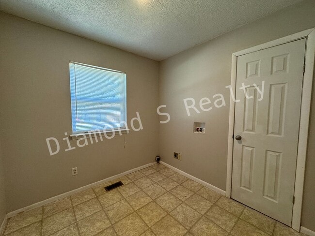 Building Photo - JUST REDUCED!  2 Bedroom House with Large ...