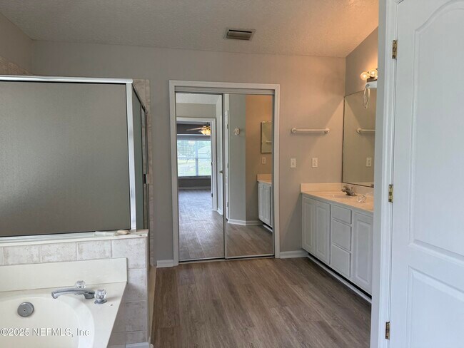 Building Photo - 5539 London Lake Dr W
