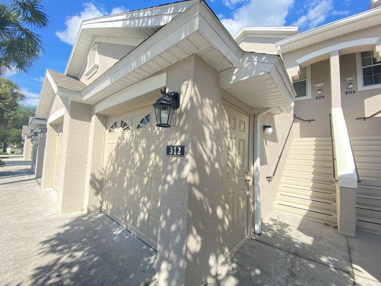 Building Photo - Beautiful 2/2 Condo in North Shore at Lake...