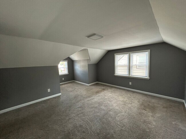 Building Photo - Spacious 3-Bedroom, 2-Bath House in South Euclid