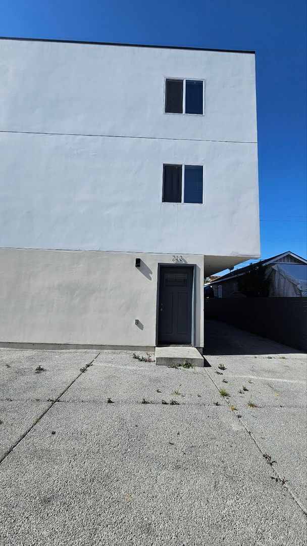 Building Photo - 211 W 43rd St