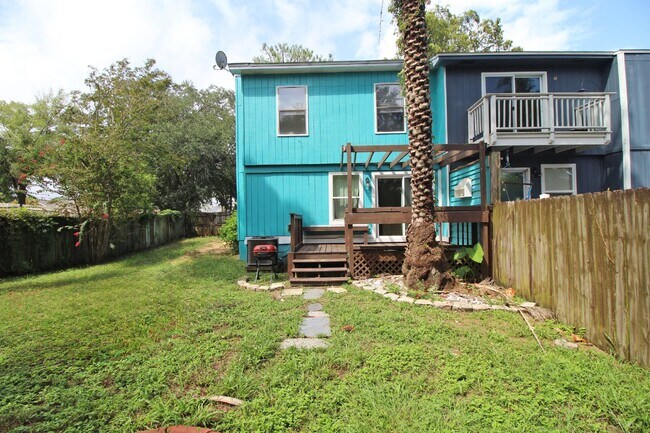 Building Photo - Spacious 3-Bedroom, 1.5-Bath Townhome in Gulf Breeze Near Top-Rated Schools, Beaches, and Gulf Br...