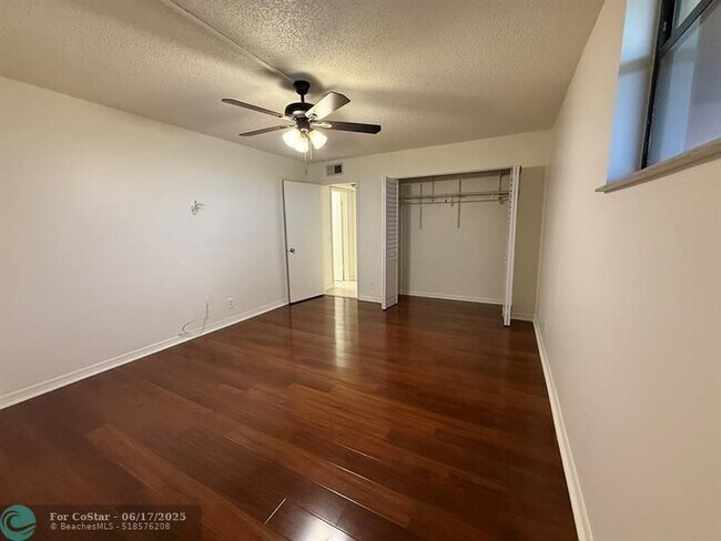 Building Photo - 110 Lake Emerald Dr