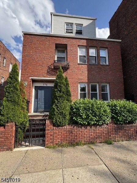 Building Photo - 176 Lincoln Ave