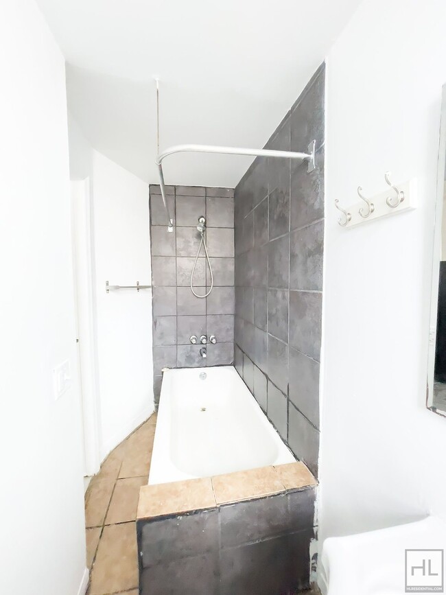 Building Photo - Spacious Bushwick 2-Bed 1-Bath / Maria Her...