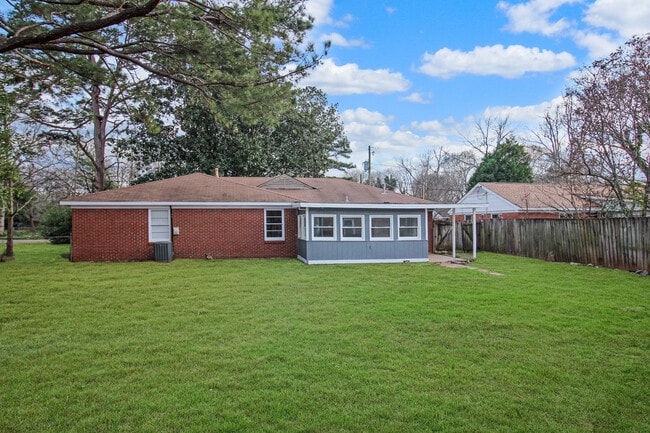 Building Photo - 3739 Honeysuckle Ct