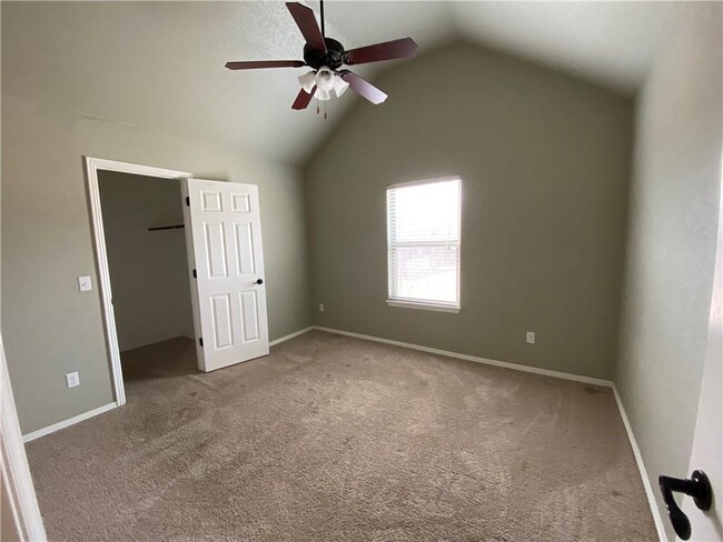 Building Photo - 108 S Woodsprings Dr