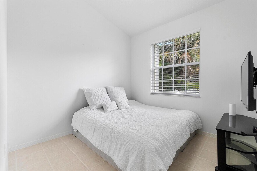 Building Photo - 5385 NW 124th Way