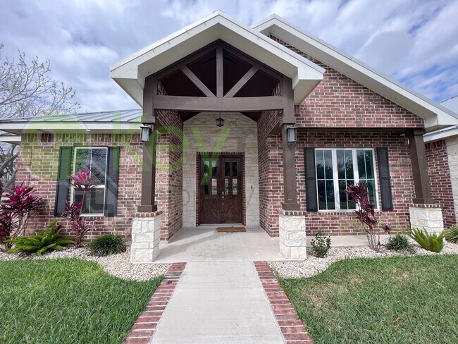 Building Photo - Gorgeous 4 bed/4 bath home, now available ...