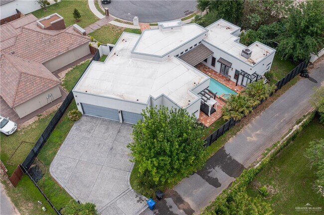 Building Photo - 2200 S 10th St