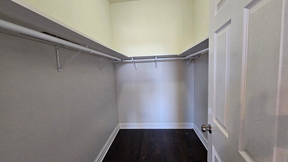 Building Photo - 939 W Armitage Ave