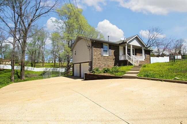 Building Photo - Pet Friendly Three Bedroom with Basement!