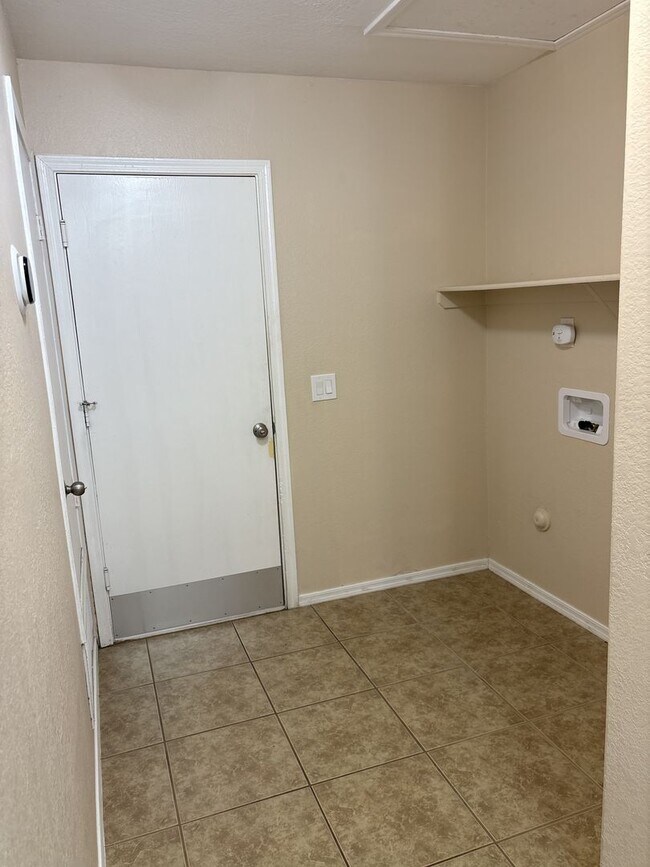 Building Photo - Move in ready east side rental