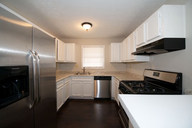 Building Photo - Renovated 2/1 Condo in Sandy Springs w/ Po...