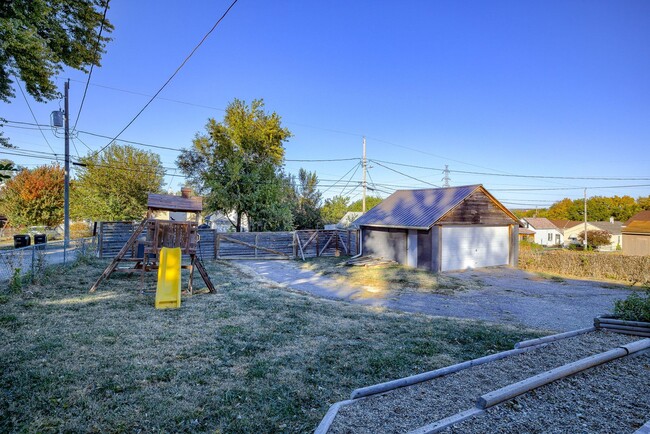 Building Photo - Charming 2 Bedroom Just Minutes from the Old Market!!