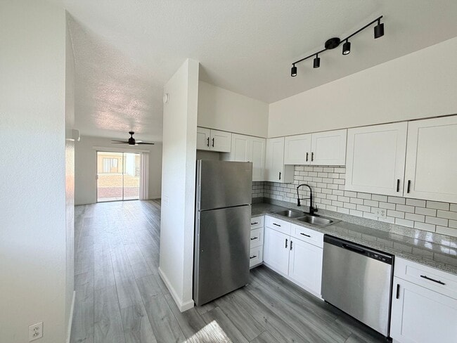 Building Photo - 1 Bedroom condo in Phoenix