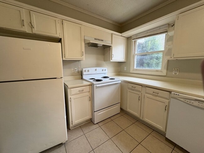 Building Photo - 3 Bed/2.5 Bath in Brookwood Subdivision