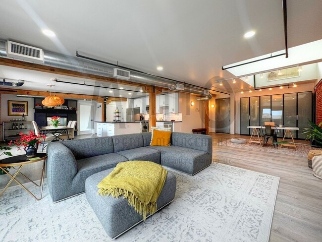 Building Photo - Stunning & Spacious Penthouse Condo