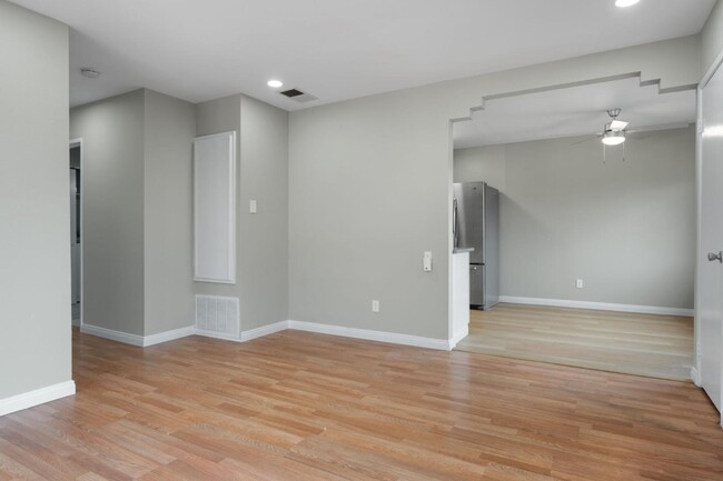 Building Photo - 850 Tamayo Dr