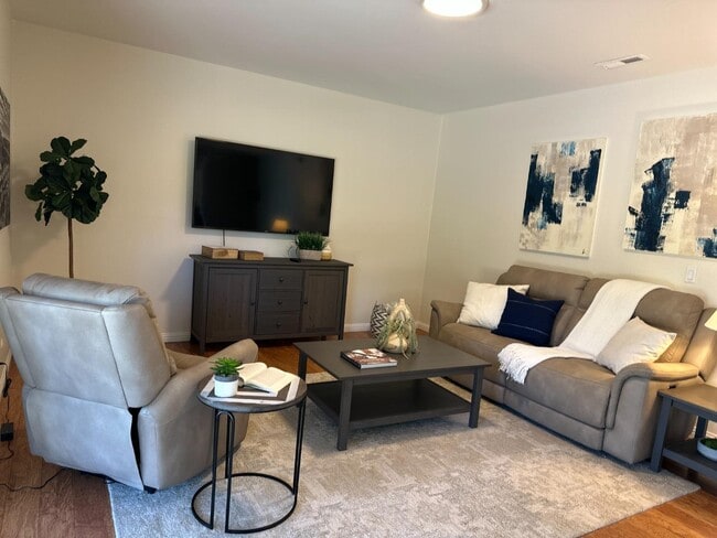 Building Photo - 2172 La Salle Dr