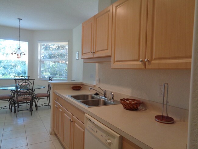 Building Photo - Available 2BR+Den/2BA/1CG 1st Floor Condo