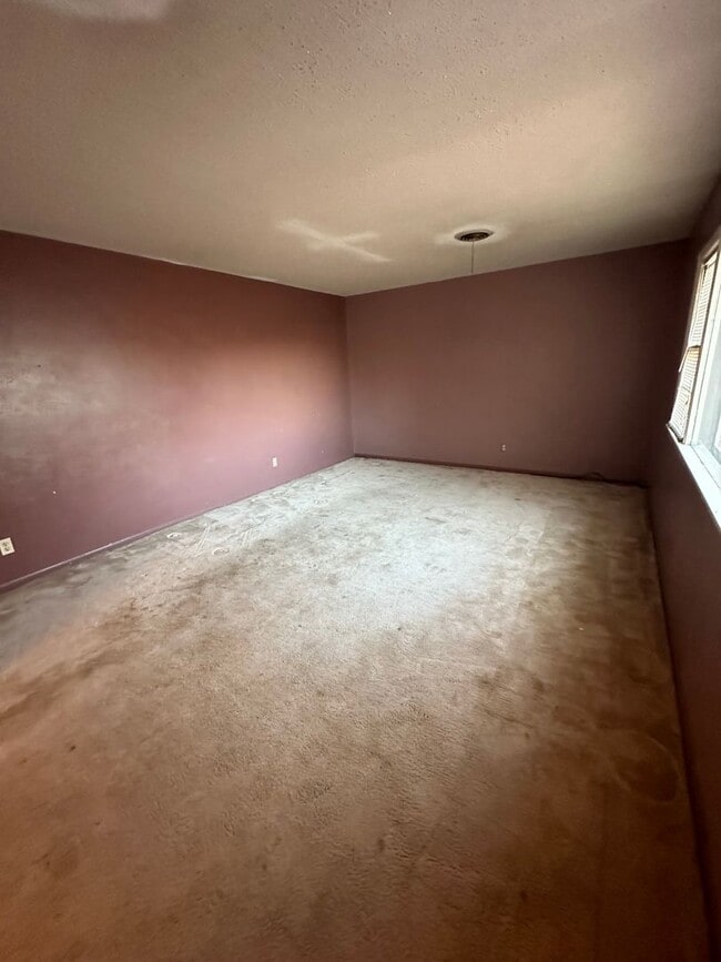 Building Photo - 3 Bed 2 Bath Home in Highland School School District!