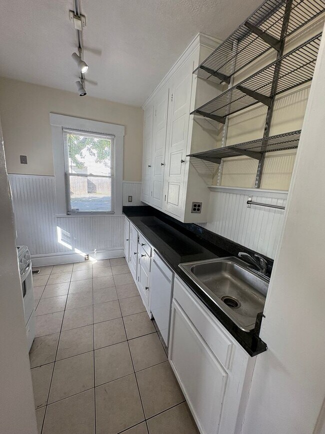 Building Photo - 2 bedroom Apartment Near German Village