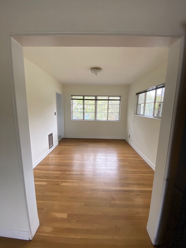 dining room - 5192 Village Grn