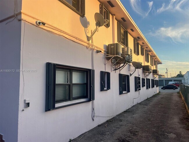 Building Photo - 15 W 9th St