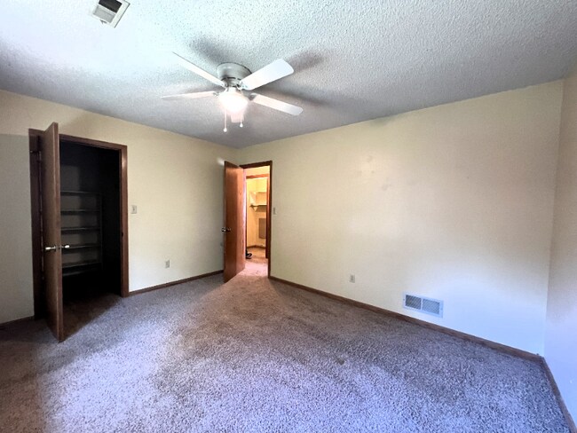 Building Photo - 2018 Rosewood Ct