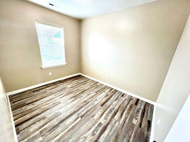 Building Photo - Beautifully Renovated 3 Bedroom Apartment on the 2nd Floor