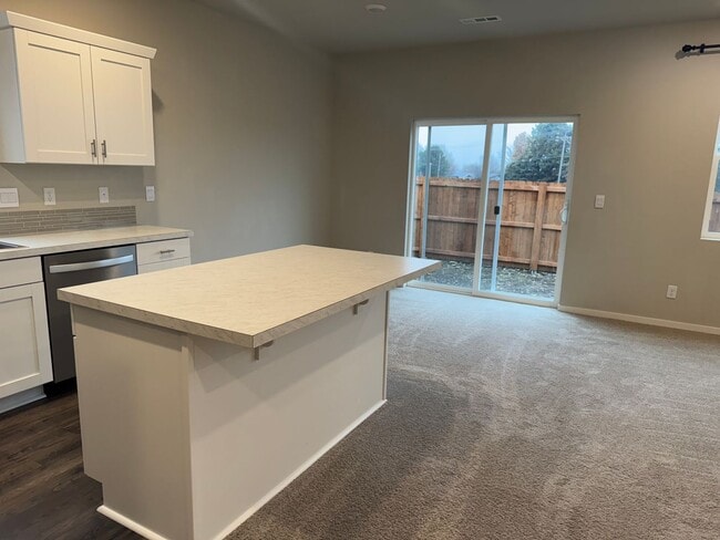 Building Photo - 4 Bed 2.5 Bath Home with Community Amenities