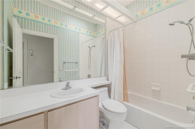 Building Photo - 2102 SW Mayflower Dr