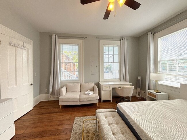 Building Photo - 148S