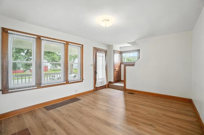Building Photo - 825 S Terrace Ave
