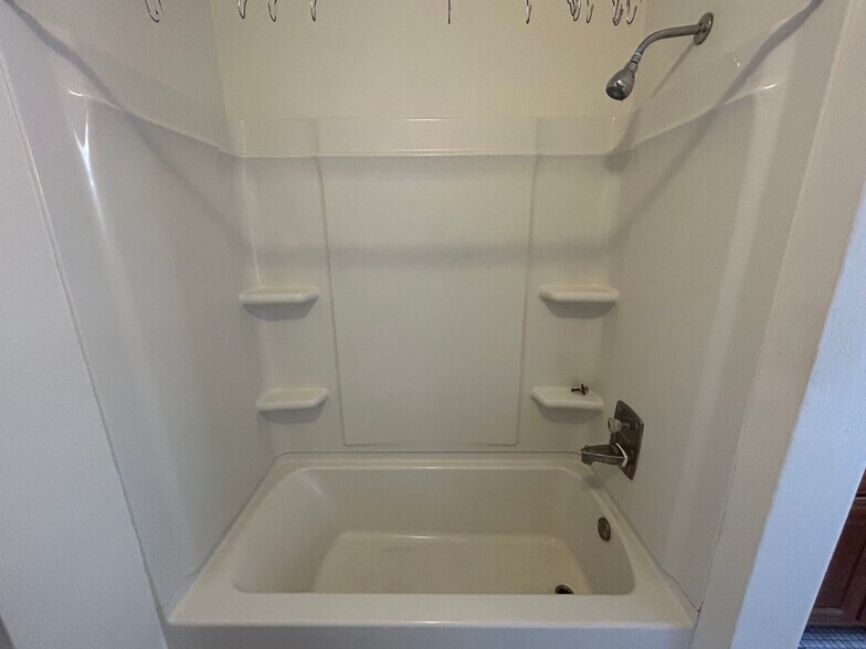 Building Photo - 612 Howard Plz