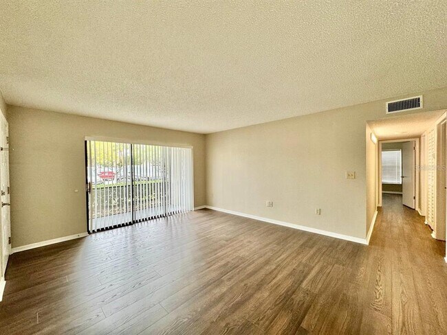 Building Photo - 3323 Crystal Ct E