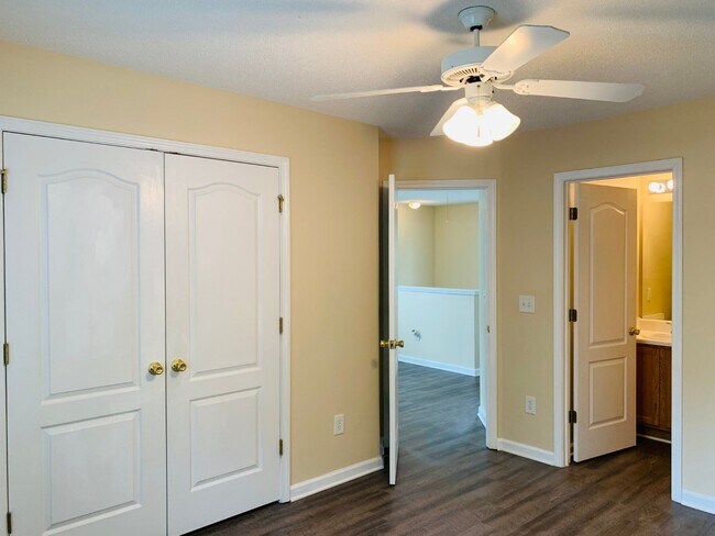 Building Photo - Wow! Newly renovated, new flooring, 1 car ...