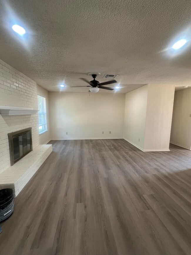 Building Photo - 721 Cheyenne Trail