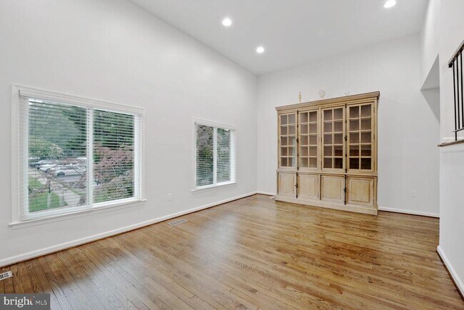 Building Photo - 6929 Mclean Park Manor Ct