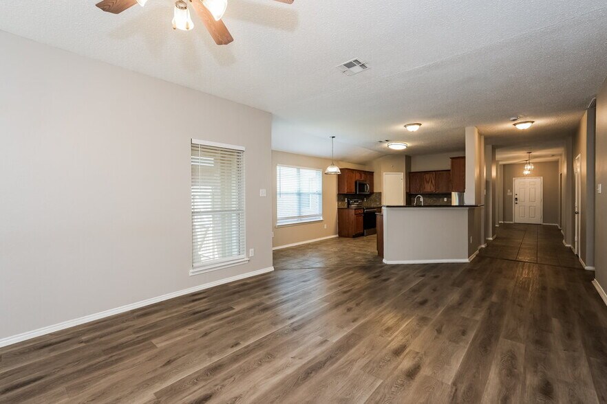 Building Photo - 604 Horseshoe Ct