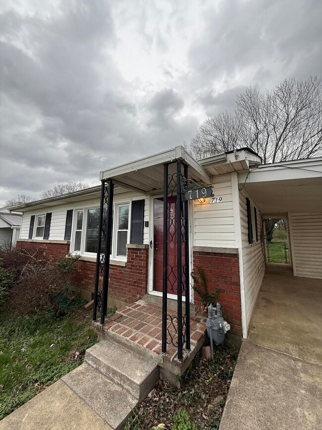 Building Photo - 719 Moberly Rd