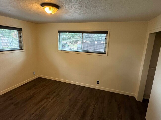 Building Photo - 2 Bedroom Off Coburg Rd.