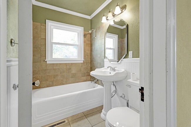 Building Photo - 3BR Cottage with Large Backyard, Garage and a Basement!