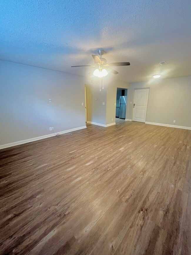 Building Photo - 2BR/1BA| Newly Renovated  Unit | With Central Air | In Kansas City!