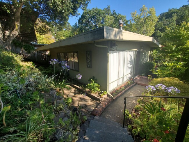 Building Photo - San Anselmo "French Country" Style Cottage