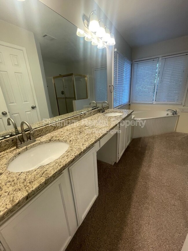 Building Photo - 940 Club Chase Ct